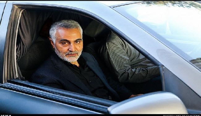 سلفی با تصاویر سردار سلیمانی