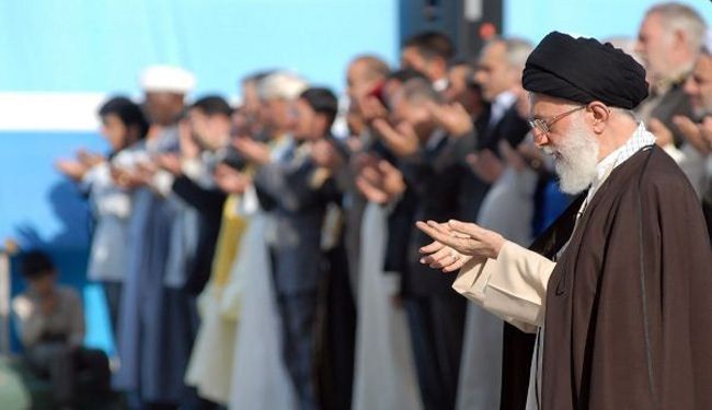 آية الله خامنئي يؤم صلاة عيد الفطر بطهران