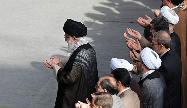 قائد الثورة يؤم المصلين في صلاة العيد بطهران