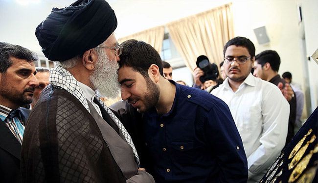 آية الله خامنئي :مواهب شباب الثورة تزيد من قوة البلاد الداخلية +صور