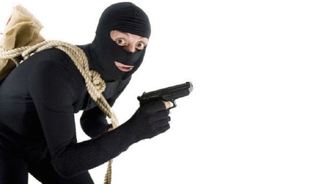صورة طريفة للص يختبأ من الشرطة فوق رؤوسهم