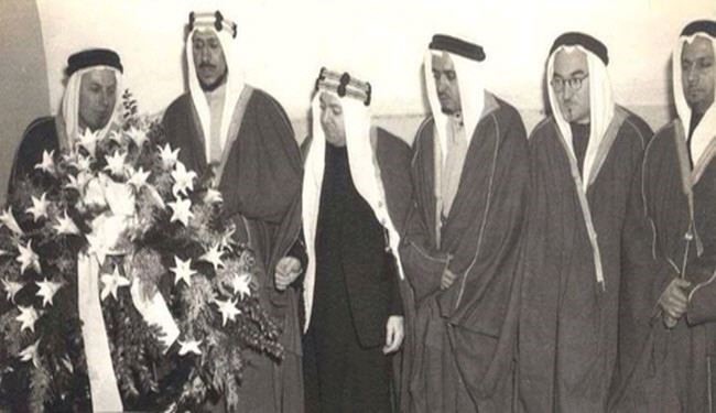 عکس: شاه عربستان در حال زیارت قبر شیطان بزرگ!