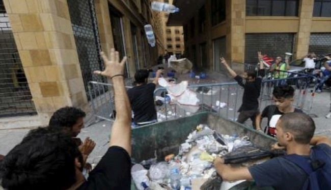 عکس؛ انبوه زباله مقابل وزارت محیط زیست لبنان