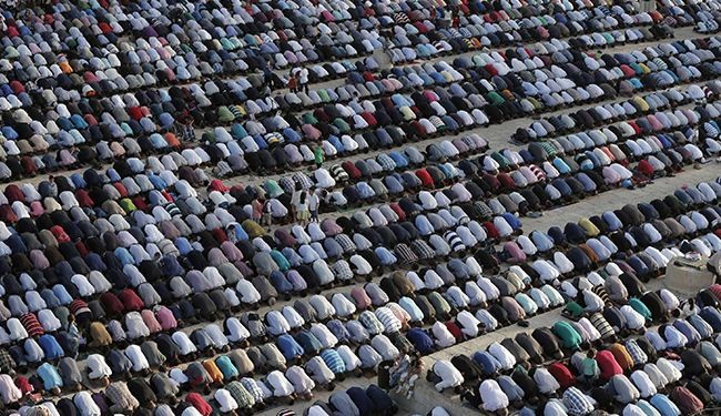 عشرات آلاف الفلسطينيين يؤدون صلاة العيد في المسجد الأقصى