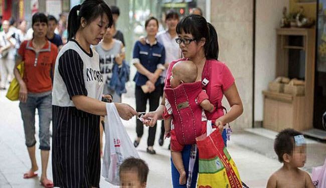 بالصور: ام صينية تعرض ابنائها للتبني مجانا