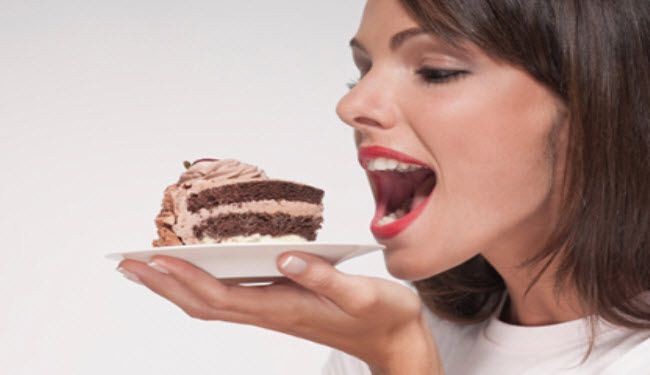 هكذا تكبح رغبتك في تناول الحلويات