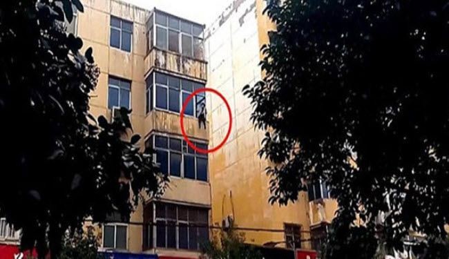 بالصور.. الخلافات الزوجية دفعت امرأة الى....!