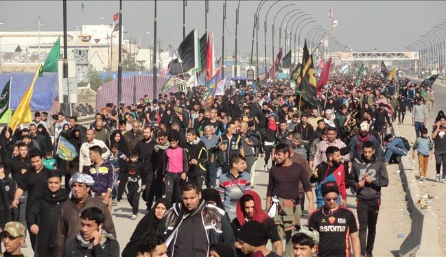 جموع الزائرين المتوجهين الى كربلاء المقدسة لاحياء مراسم زيارة الأربعين