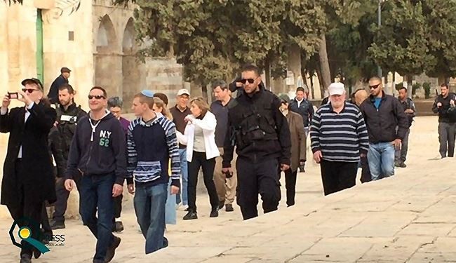 قوات خاصة تحمي مستوطنين دنسوا المسجد الاقصى