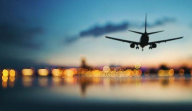 صور.. مضيفة تطعم مسناً بيديها على متن الطائرة