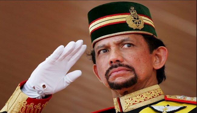 سلطان بروناي يحظر الاحتفالات بـاعياد الميلاد!