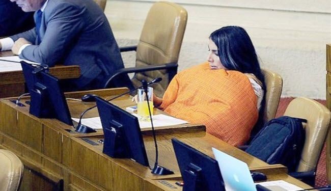 صور... نائبة تناقش قانونا في مجلس النواب باللحاف !