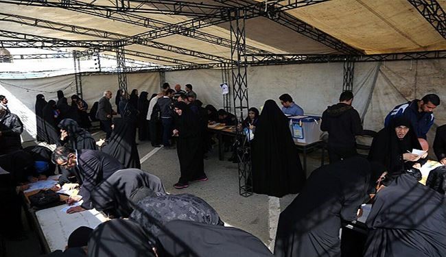 بالصور؛ التصويت بالانتخابات في صلاة الجمعة بطهران