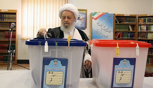 مراجع الدين بقم المقدسة يدلون بأصواتهم في الانتخابات +صور