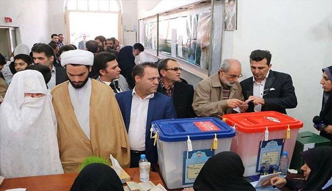 بالصور؛ أروع اللقطات التي سجلها الناخب الإيراني