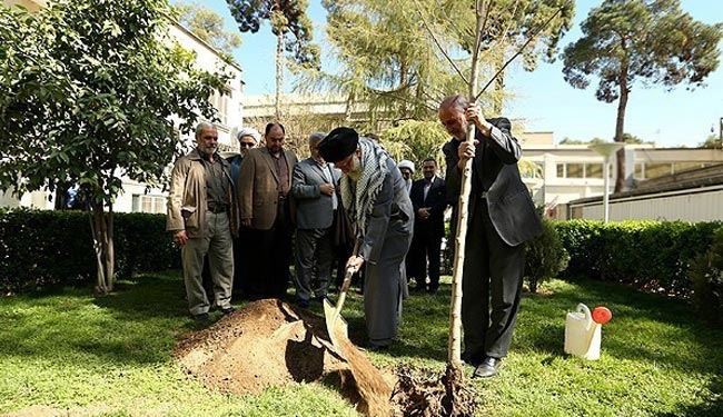 بالصور؛ قائد الثورة يغرس شتلة بمناسبة اسبوع الموارد الطبيعية