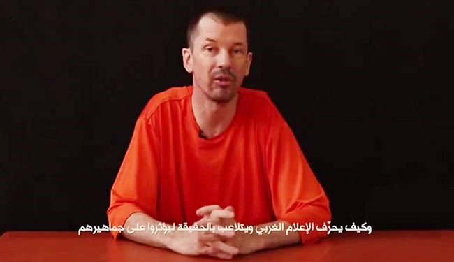 فيديو جديد للصحفي البريطاني المختطف لدى داعش.. فماذا قال؟