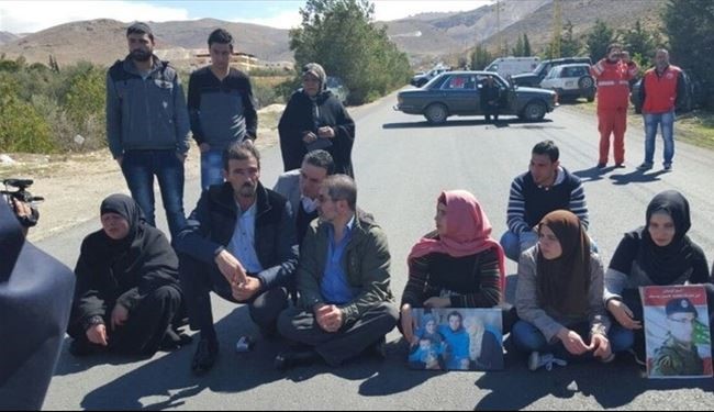 مادران سربازان اسیر لبنانی راه عرسال را بستند