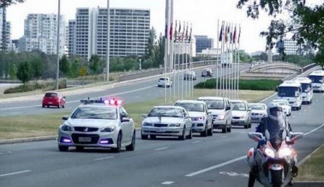 صورة.. رئيس دولة يوقف موكبه.. لسبب غريب!