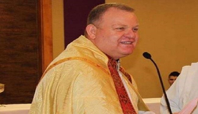 قس يستولي على اموال اللاجئين ويخسرها بالقمار