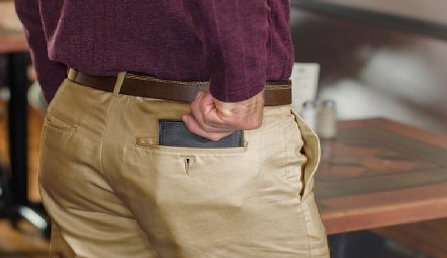يارجل انتبه.. لا تضع محفظتك بجيبك الخلفي مجددا!