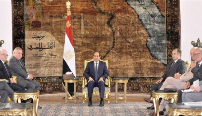 ما هي علاقة السجادة المعلقة على الجدار في لقاءات السيسي بتيران وصنافير؟