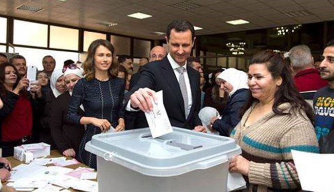 الرئيس الأسد وعقيلته يدليان بصوتهما في مركز وسط دمشق