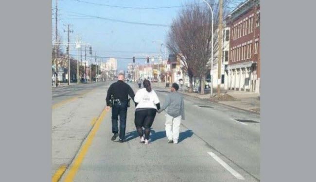 بالصورة.. امرأة تركض لتفقد وزنها، وعندما لاحظها شرطي...؟!