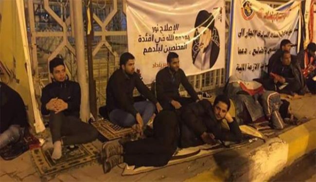 أتباع الصدر يبدأون الاعتصام في ساحة التحرير ببغداد