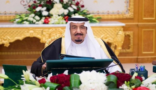 ما هو سر وجود أعداد كبيرة من الزهور أمام مكان جلوس ملك السعودية؟