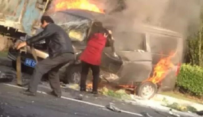 بالصور.. زوج يحترق من أجل زوجته !