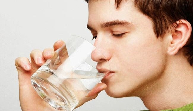ماذا يحدث لو تناولت الماء على معدة فارغة؟
