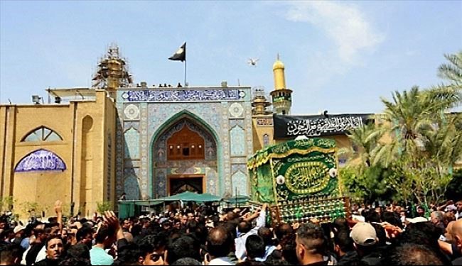 بالصور.. النعش الرمزي للامام الكاظم (ع) على اكف ملايين الزوار