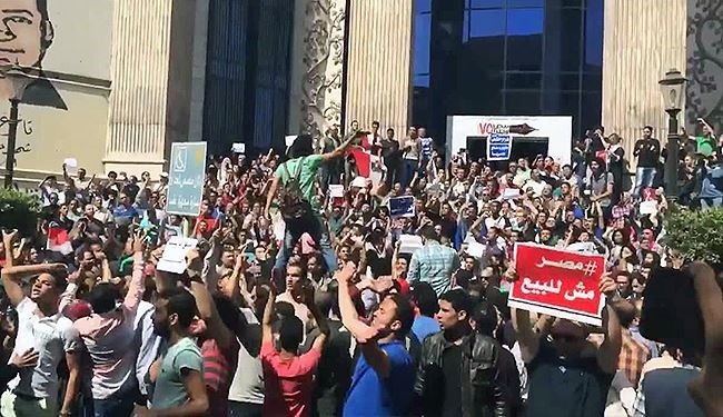 القاهرة تعتقل محاميا حقوقيا بتهمة محاولة قلب النظام