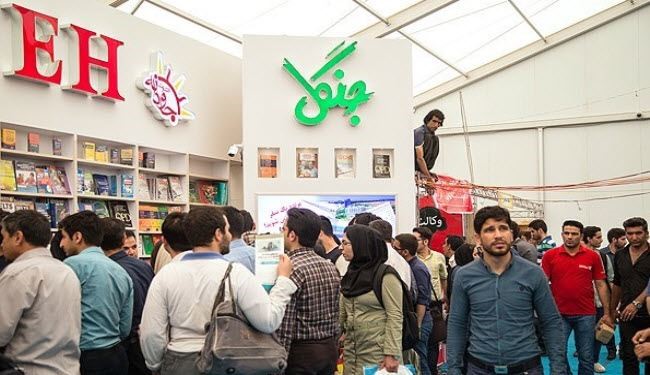 وللكتاب حكايته هذه الايام في طهران.. شاهد بالصور؟