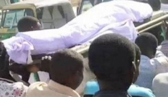 نهض المتوفى من مرقده قائلاً: أعطوني ماء.. ففرّ المشيعون