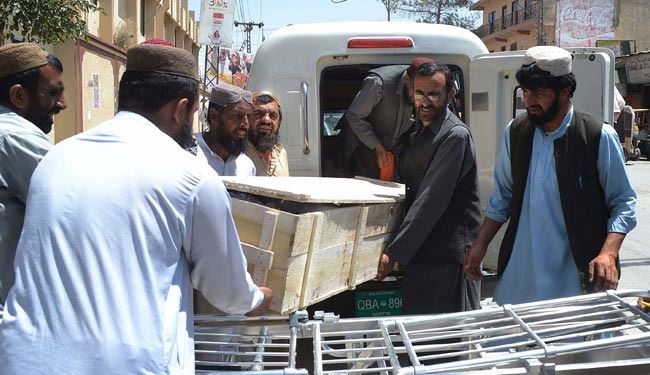 انتقال اجساد از محل کشته شدن ملا منصور +عکس