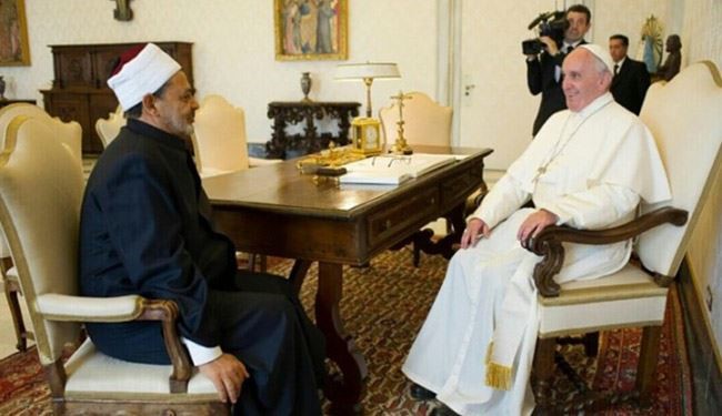بالصورة؛ هل أهان بابا الفاتيكان شيخ الازهر؟!