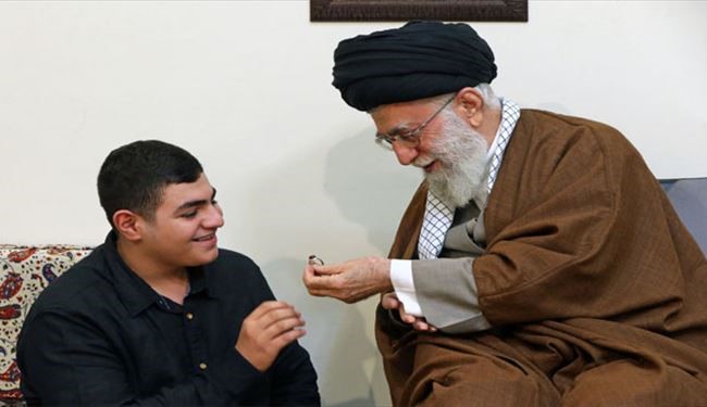 هدیه ای که رهبر انقلاب به فرزند شهید بدرالدین داد