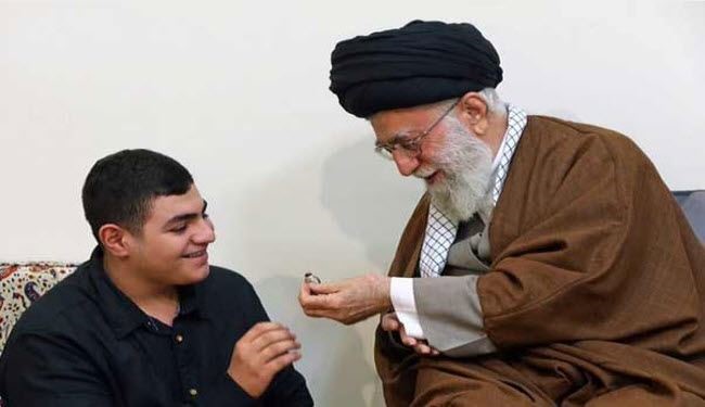 بالصورة: آية الله خامنئي يهدي خاتمه لنجل الشهيد بدرالدين