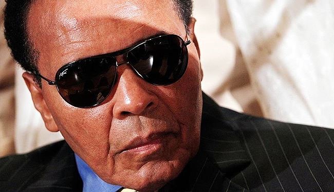 نقل الاسطورة محمد علي كلاي الى المستشفى!