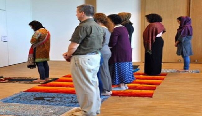 إمرأة تلقي خطبة الجمعة وأخرى تؤم مصلين ومقطوعة موسيقية تفصل بين الخطبتين !!