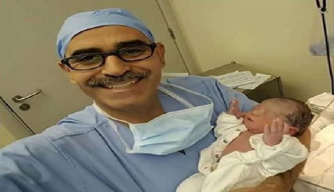 سيلفي لطبيب مع طفل مولود ساعة الإفطار رافعا يديه للسماء