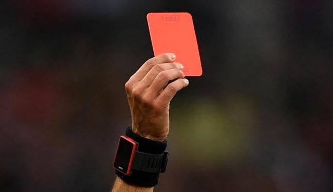 طرد لاعب سويدي بالحمراء؛ لسبب لن يخطر على بال احد!