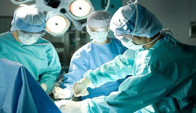 لماذا يرتدي الأطباء والممرضون ملابس باللون الأزرق أو الأخضر؟
