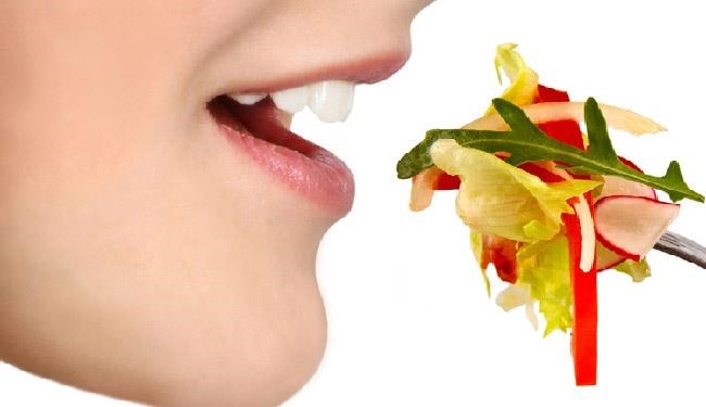 تناولوا هذه الأطعمة لتنظيف الاسنان وحمايتها في شهر رمضان