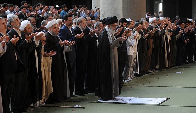 إقامة صلاة عید الفطر السعید بإمامة قائد الثورة في طهران