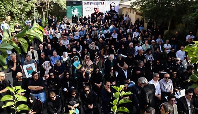 بالصور.. تشييع جثمان المخرج كيارستمي في موكب مهيب