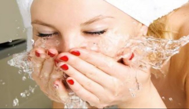 بالصور... لم تغسل وجهها منذ 31 يوما.. والنتيجة غير متوقعة!