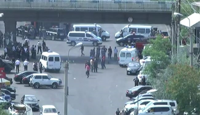 مجموعة مسلحة تحتجز رهائن بمركز للشرطة في أرمينيا +صور